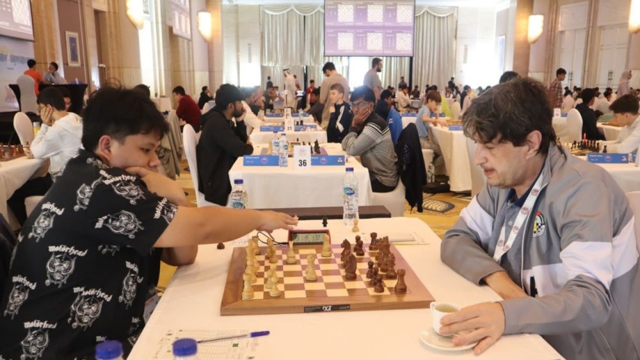 IM Azarya Jodi Setyaki (kiri) versus GM Igor Miladinovic (Serbia) pada babak ke-6 31st Abu Dhabi International Chess Festival/Foto: Kristianus Liem
