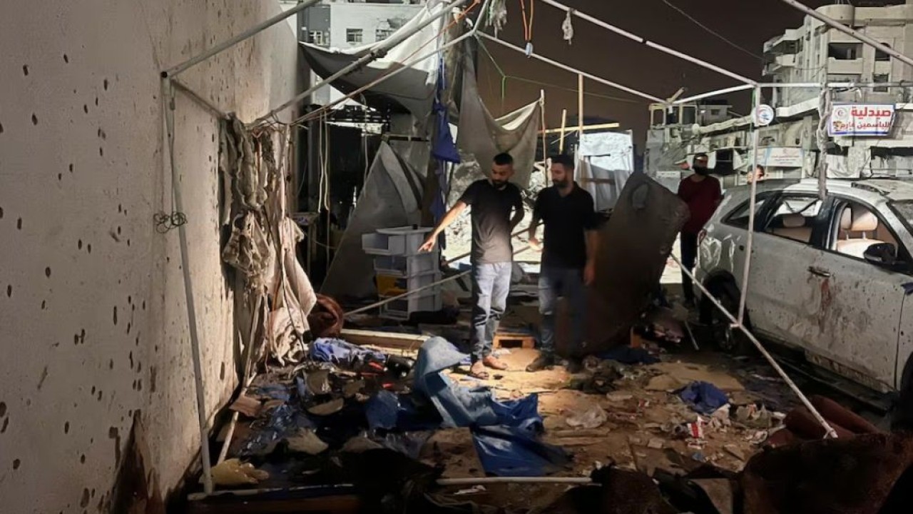 Warga Palestina memeriksa lokasi serangan Israel yang menurut Al Jazeera menewaskan jurnalisnya Anas Al Sharif, Mohammed Qreiqeh dan tiga jurnalis foto, di Kota Gaza, 11 Agustus 2025. (Foto: REUTERS/Ebrahim Hajja)