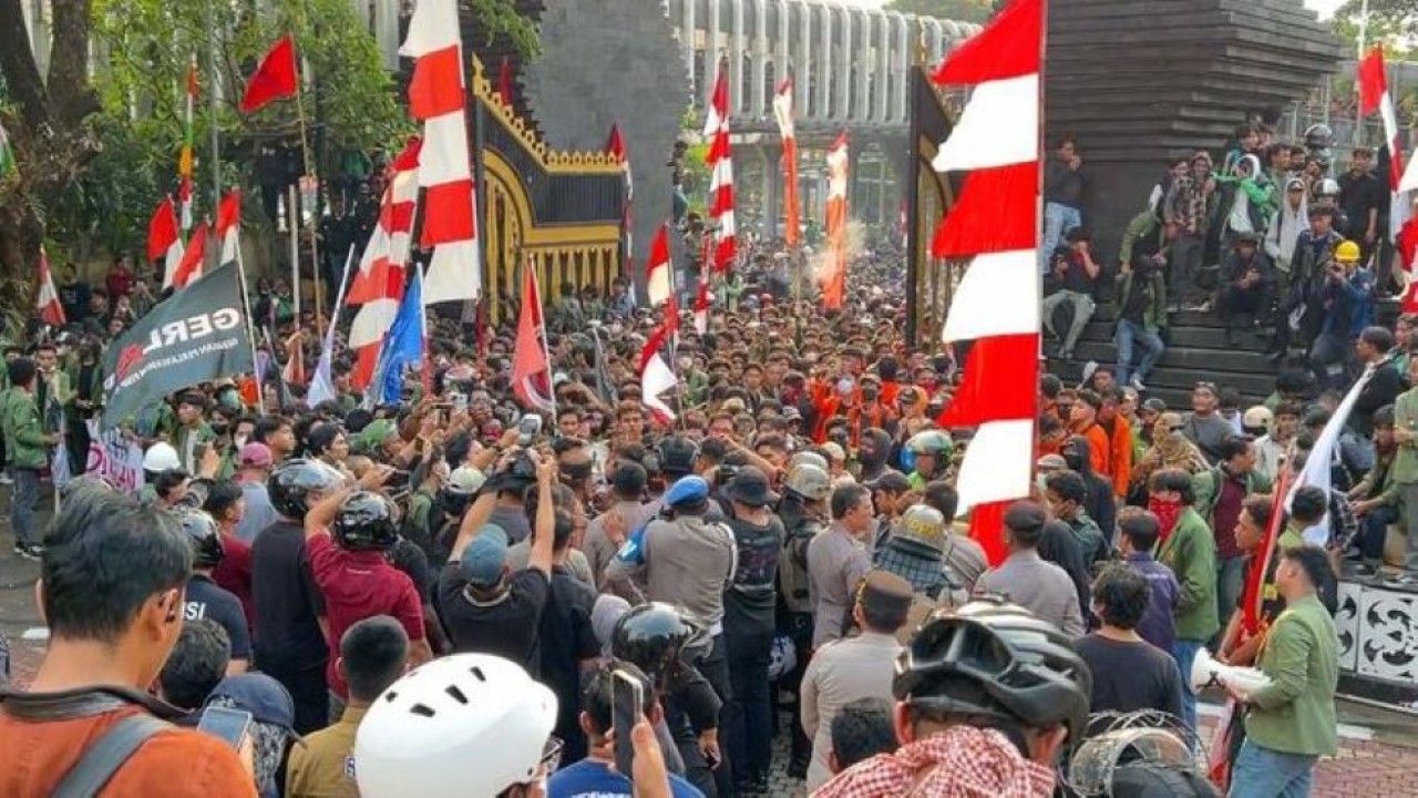 Mahasiswa masuk ke dalam kompleks Mapolda Metro Jaya. (Foto: NTVNews.id)