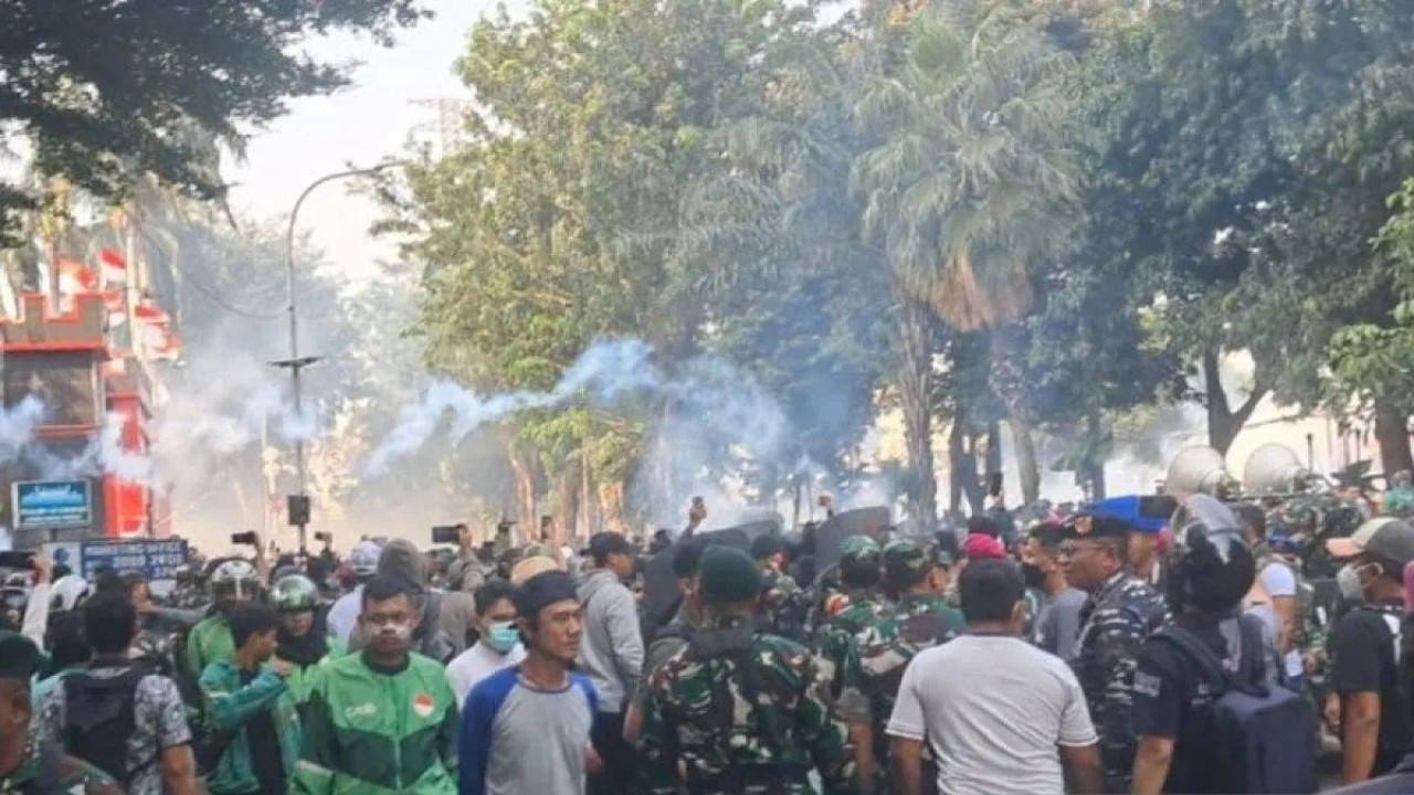 Personel Satuan Brimob Polda Metro Jaya membubarkan massa unjuk rasa dengan menembakkan gas air mata di depan Mako Brimob, Kwitang, Jakarta Pusat, Jumat sore (29/8/2025). (Foto: ANTARA/Mario Sofia Nasution)