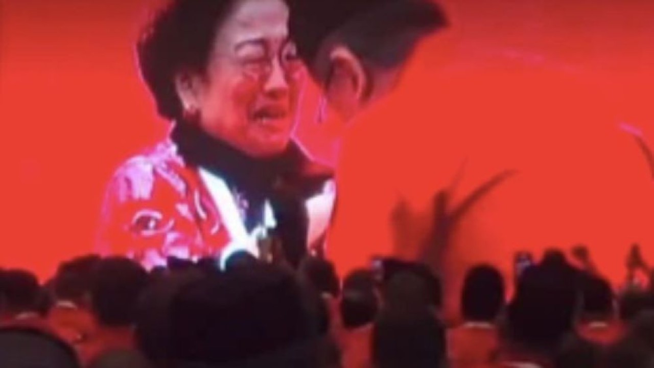 Ketua Umum Partai Demokrasi Indonesia Perjuangan (PDI-P), Megawati Soekarnoputri tak kuasa menahan tangis saat menyambut kehadiran Hasto Kristiyanto di ruang Kongres PDIP di Bali/ist