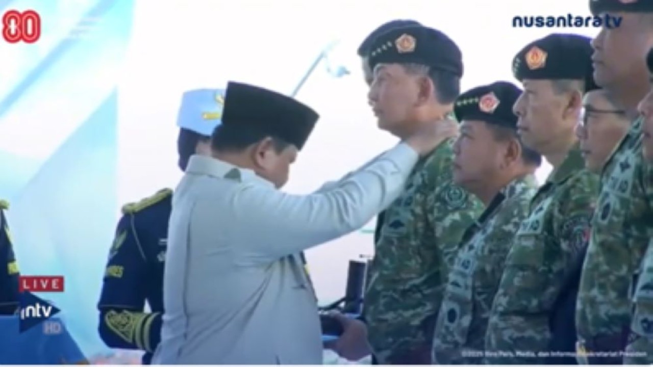 Presiden Prabowo Subianto menyematkan pangkat Bintang 4 Kehormatan kepada Menteri Pertahanan (Menhan) Letjen (Purn) Sjafrie Sjamsoeddin