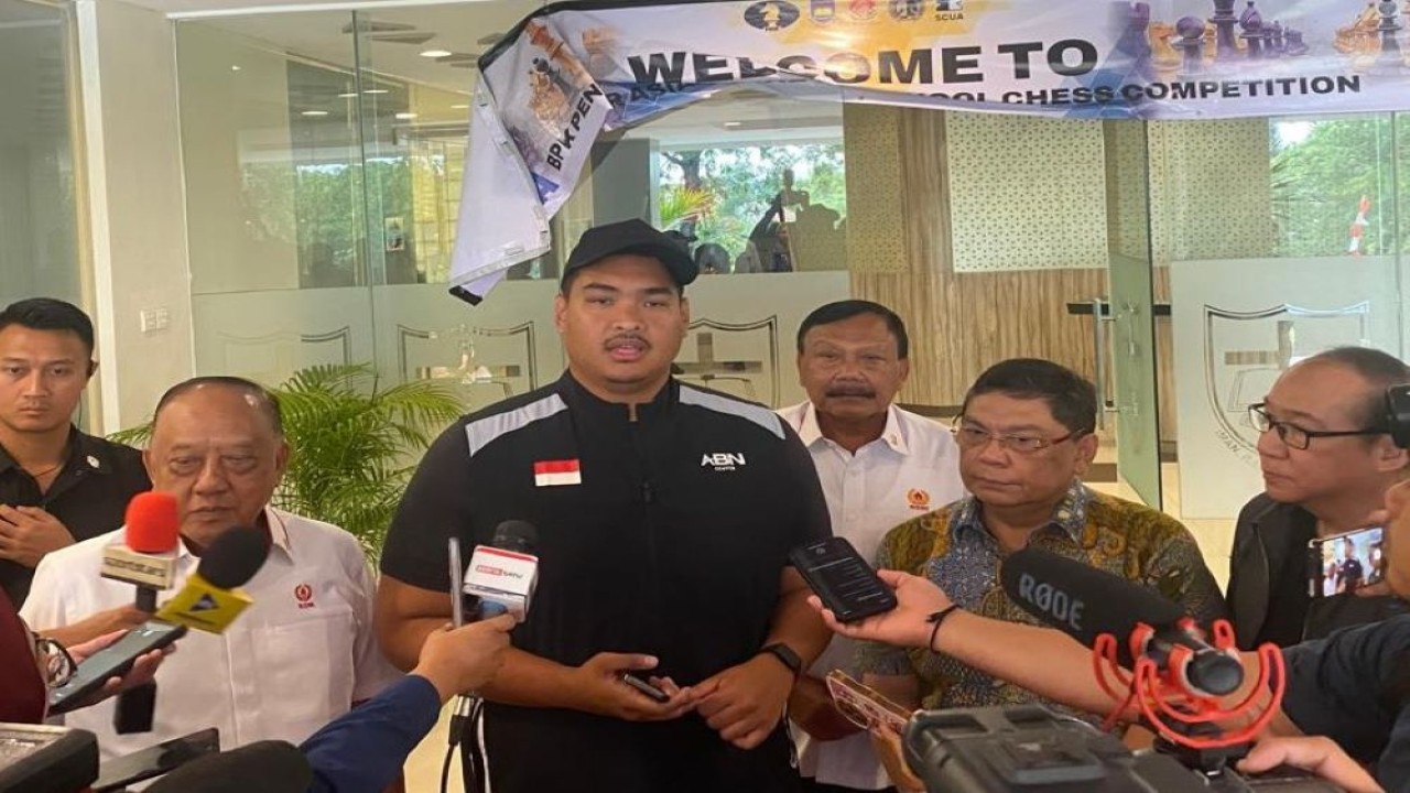 Menpora Dito Ariotedjo memberikan keterangan pers didampingi Ketua Umum Yayasan BPK Penabur Adri Lazuardi, Ketua Umum PB Percasi Utut Adianto, Ketua Umum KONI Pusat Letjen TNI (Purn) Marciano Norman usai membuka BPK Penabur Asian Zone 3.3 Schools Chess Competition 2025