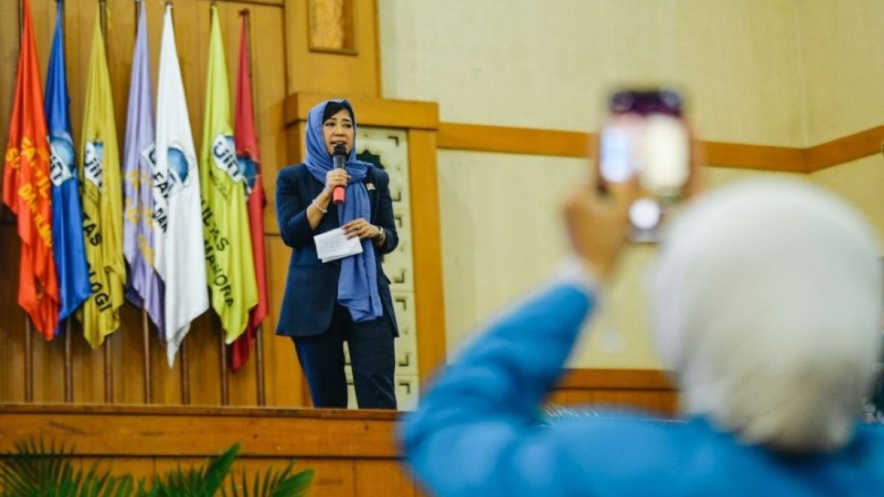 Menkomdigi Meutya Hafid memberikan orasi ilmiah dalam acara Pengenalan Budaya Akademik dan Kemahasiswaan (PBAK) 2025 di Universitas Islam Negeri (UIN) Syarif Hidayatullah Jakarta, Tangerang Selatan, Selasa (26/8/2025). (Foto: Humas Kemkomdigi)