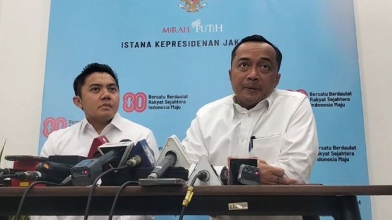 Mensesneg Prasetyo Hadi dan Seskab Teddy Indra Wijaya (NTVnews / Deddy Setiawan)