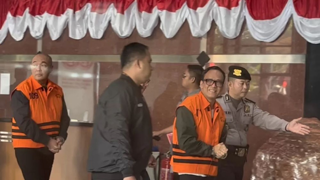 Wamenaker Immanuel Ebenezer alias Noel digiring personel KPK usai ditetapkan jadi terangka kasus dugaan pemerasan sertifikat keselamatan dan kesehatan kerja (K3)