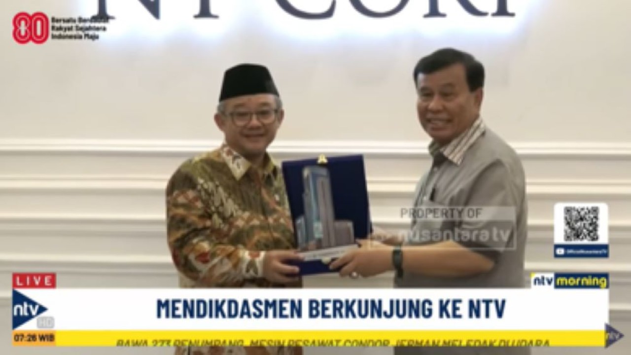 Menteri Pendidikan Dasar dan Menengah Prof. Abdul Mu'ti, M.Ed menerima cenderamata untuk Kemendikdasmen dari Presiden Komisaris NT Corporation Nurdin Tampubolon saat mengunjungi kantor Nusantara TV di Gedung NT Tower Pulomas Jakarta