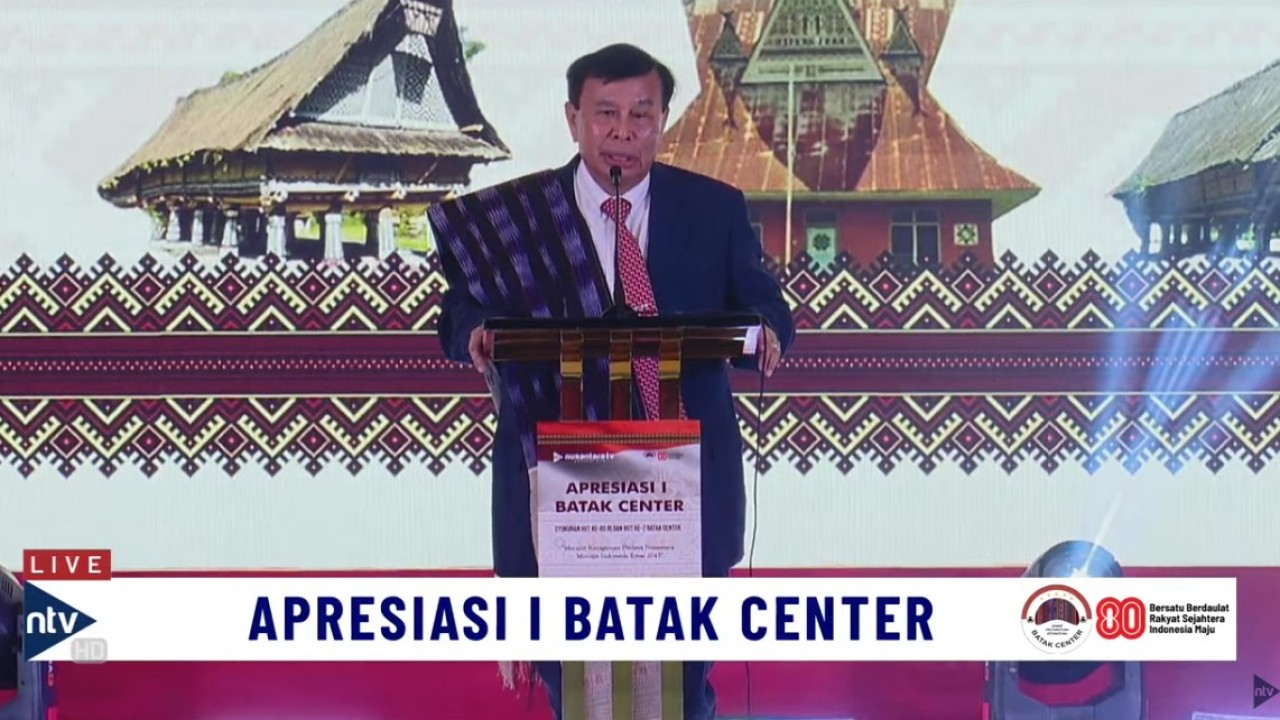 Presiden Komisaris NT Corporation Nurdin Tampubolon saat menyampaikan Sekapur Sirih dalam perayaan HUT ke-7 Batak Center sekaligus syukuran HUT ke-80 Republik Indonesia di Nusantara Ballroom NT Tower Jakarta, Senin (18/8/2025).
