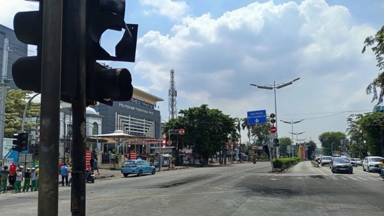 Suasana di persimpangan Jalan Otto Iskandar Dinata (Otista) - Jalan Otista III, Kecamatan Jatinegara, Jakarta Timur, Jumat (29/8/2025) sore. (Foto: ANTARA/Donny Aditra)