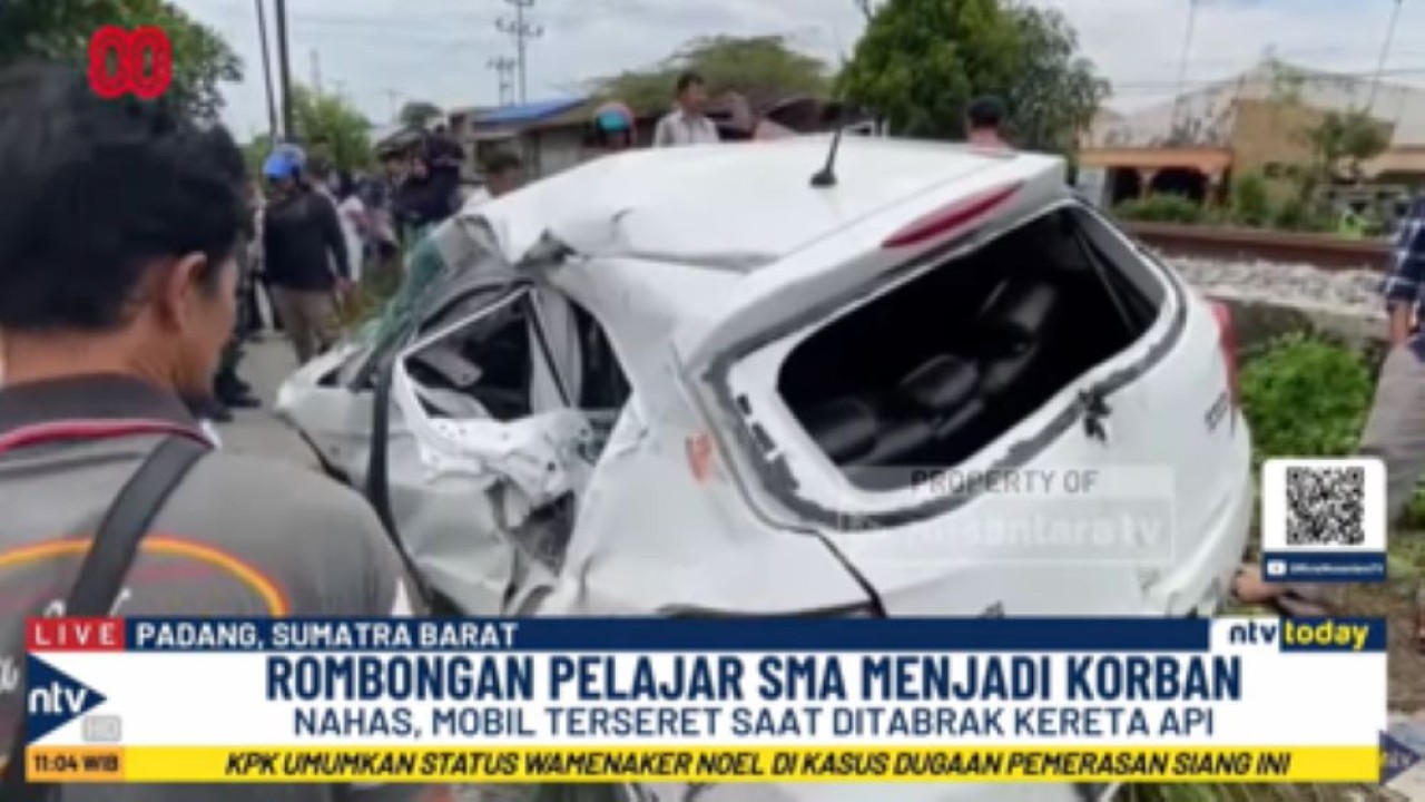 Mobil yang ditumpangi para korban rusak berat akibat ditabrak kereta