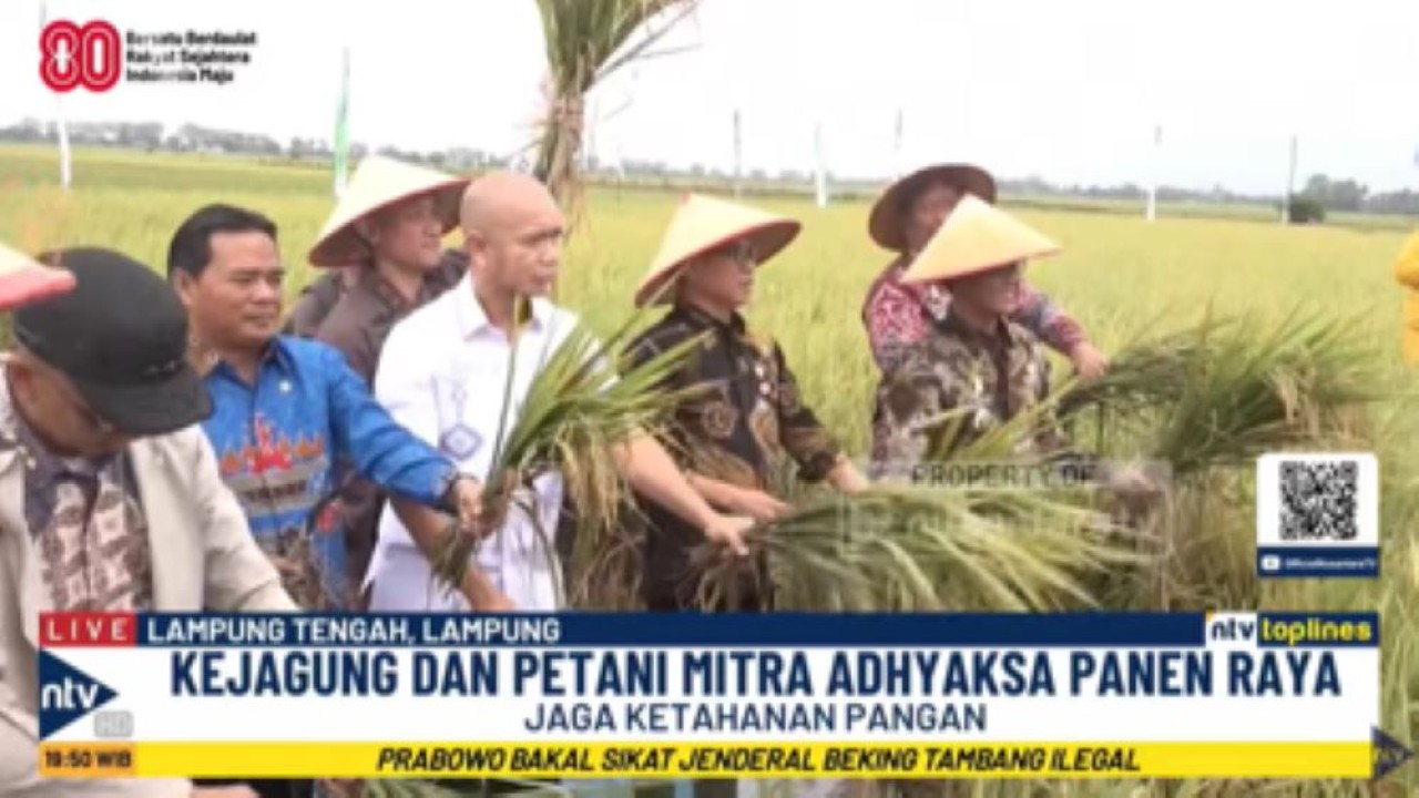 Menteri Desa dan Pembangunan Daerah Tertinggal, Yandri Susanto dan Jamintel Kejagung bersama ribuan petani di Lampung Tengah melaksanakan panen raya