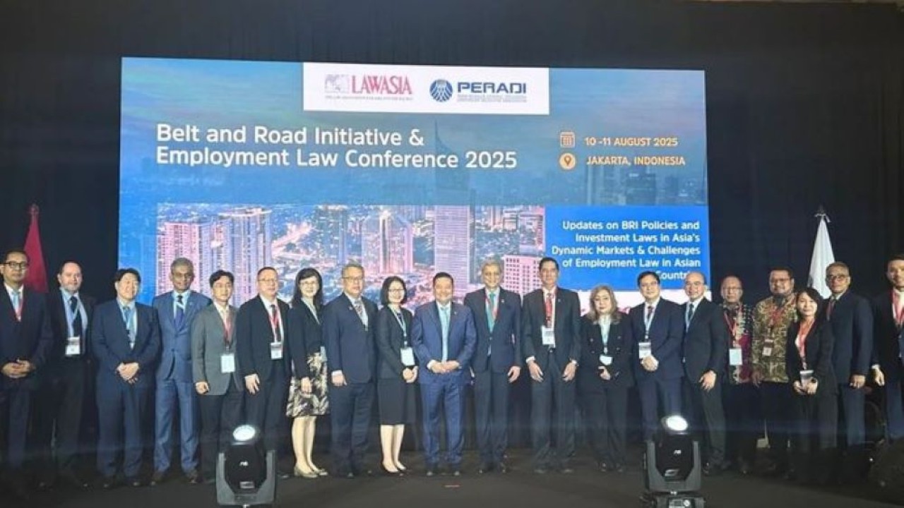 Ketua Umum Persatuan Advokat Indonesia (Peradi) Otto Hasibuan (tengah) dalam acara LAWASIA Belt and Road Initiative and Employment Law Conference 2025 di Jakarta, Senin, 11 Agustus 2025. (ANTARA)