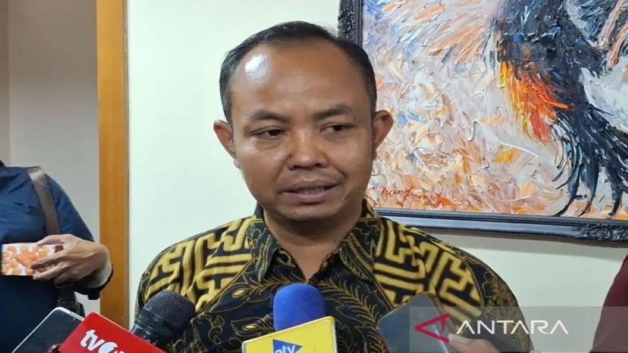 Ketua Komisi Pengaduan dan Penegakan Etika Pers Dewan Pers Muhammad Jazuli memberikan keterangan kepada wartawan di Gedung Dewan Pers, Jakarta, Selasa (5/8/2025). (ANTARA/Fianda Sjofjan Rassat)