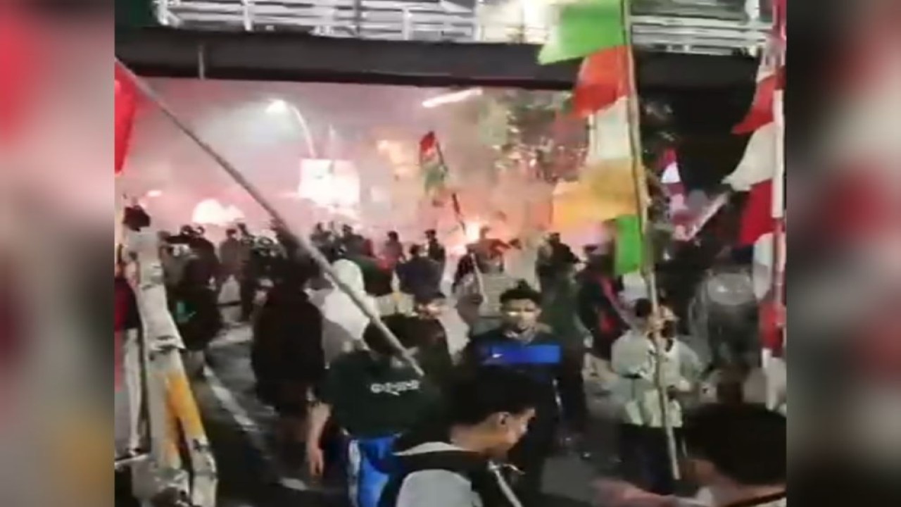 Aksi unjukrasa di depan Polres Jaktim ricuh, massa membakar sejumlah kendaraanAksi unjukrasa di depan Polres Jaktim ricuh, massa membakar sejumlah kendaraan (tangkapan layar)