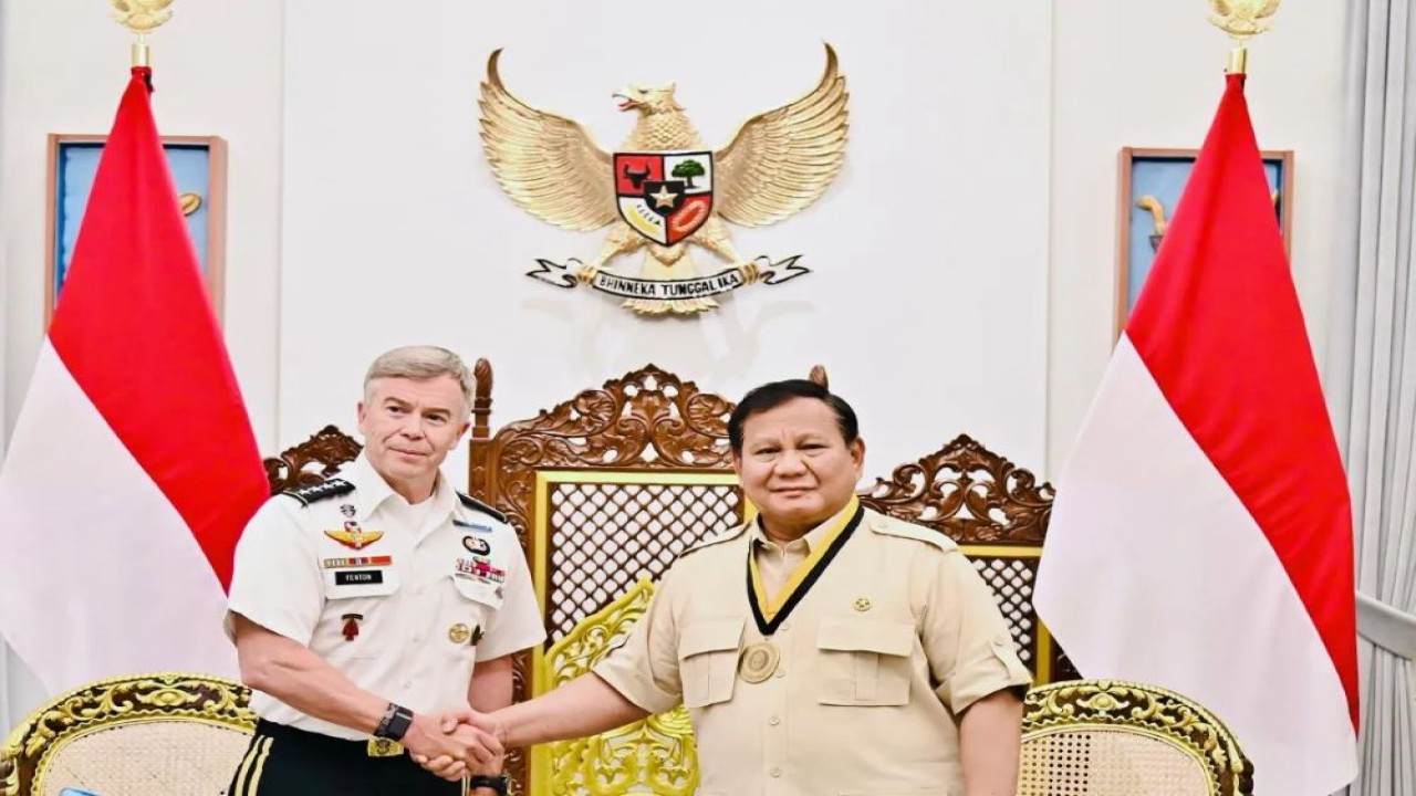 Komandan Komando Operasi Khusus AS Jenderal Bryan Patrick Fenton menyerahkan medali kehormatan kepada Presiden Prabowo Subianto di Istana Merdeka Jakarta, Senin (4/8/2025). (ANTARA/HO-Biro Pers Sekretariat Presiden)