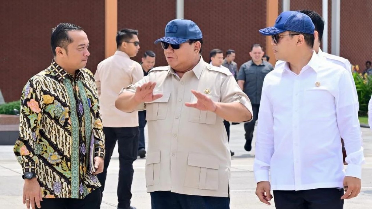 Presiden Prabowo Subianto (tengah) saat hendak bertolak menuju Singapura, di Pangkalan TNI AU Halim Perdanakusuma, Jakarta, Sabtu (9/8/2025). (ANTARA/HO-Biro Pers Sekretariat Presiden)