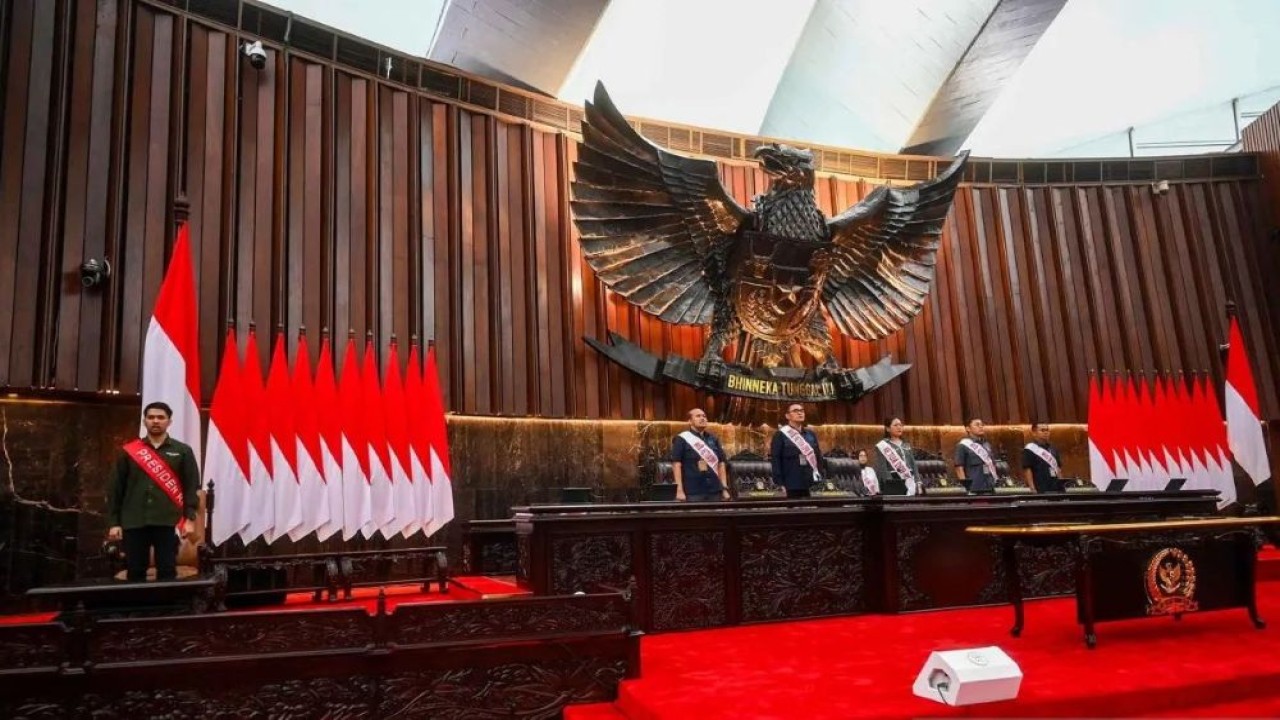 Sejumlah pegawai melakukan gladi kotor persiapan pidato Presiden Prabowo Subianto di kompleks parlemen, Senayan, Jakarta, Rabu (13/8/2025). (Foto: ANTARA FOTO/Rivan Awal Lingga/YU)