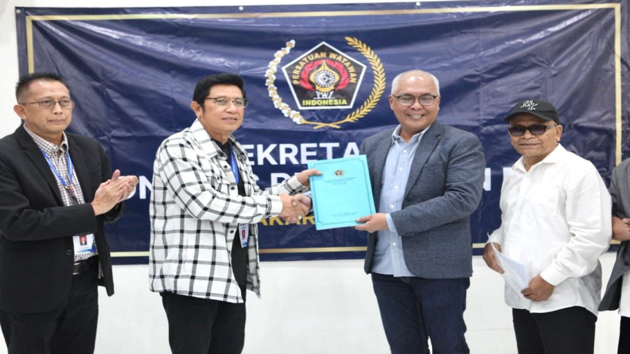 Akhmad Munir (kedua kanan) didampingi Atal S Depari, Ketua Umum PWI periode 2018–2023 (kanan) resmi resmi mendaftarkan diri sebagai bakal calon Ketua Umum PWI Pusat dalam Kongres Persatuan PWI 2025 /ist