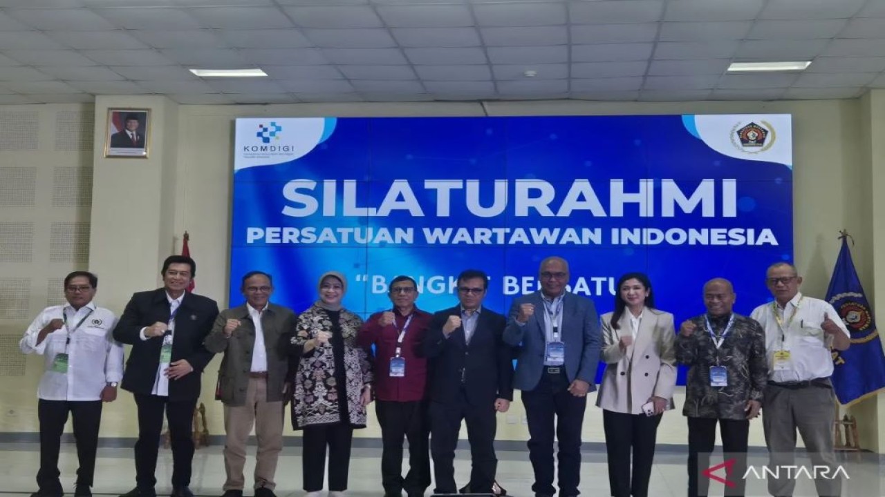 Foto bersama usai pembukaan Kongres Persatuan PWI 2025 di Gedung BPPTIK Kementerian Komdigi Cikarang, Kabupaten Bekasi, Jawa Barat, Sabtu.ANTARA/Pradita Kurniawan Syah.