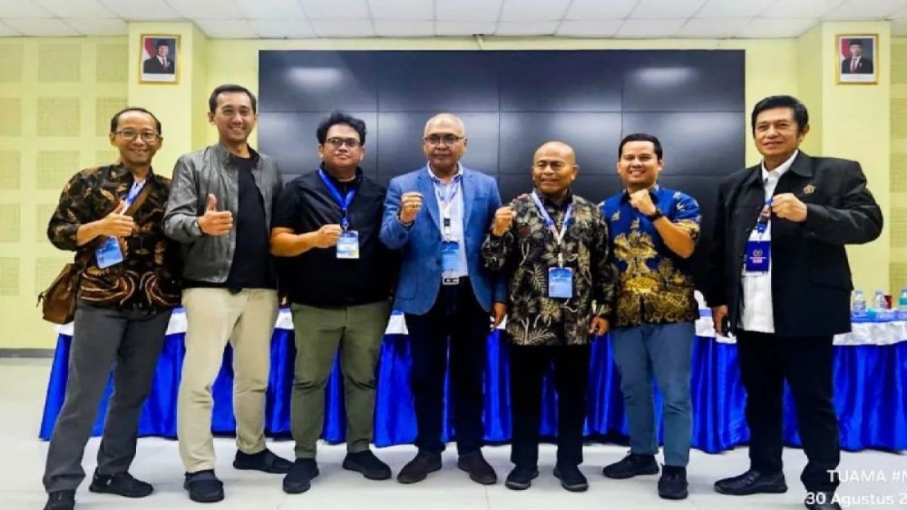 Ketua Umum Persatuan Wartawan Indonesia (PWI) Pusat periode 2025–2030 yang juga Direktur Utama Perum LKBN ANTARA Akhmad Munir (tengah) foto bersama Dewan Kehormatan PWI Atal S. Depari (ketiga kanan) dan pengurus PWI lainnya seusai terpilih memimpin organisasi tersebut dalam Kongres Persatuan Wartawan Indonesia (PWI) 2025 di Cikarang, Jawa Barat, Sabtu (30/8/2025). (Foto: ANTARA/HO-PWI)