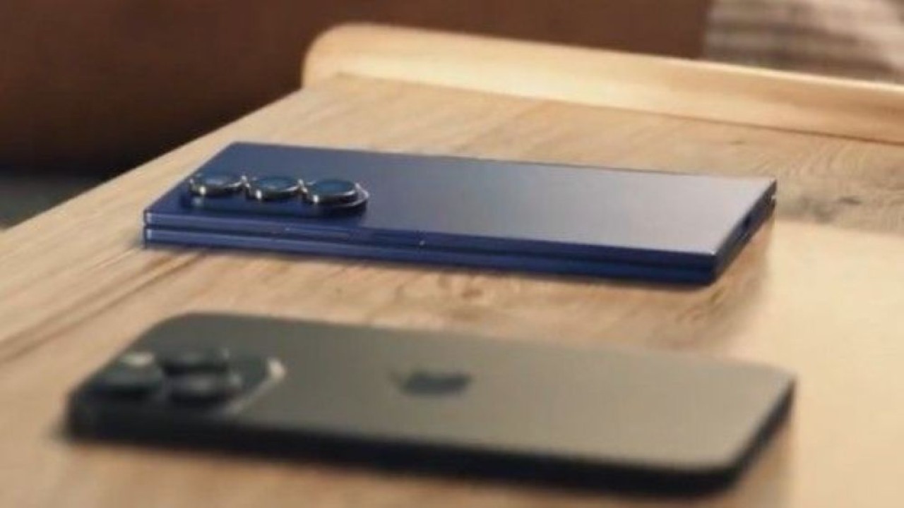 Ponsel lipat Samsung dan iPhone. (Foto: Tangkapan layar)