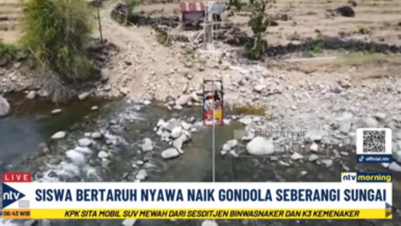 Para siswa SD di Kabupaten Maros harus bertaruh nyawa naik gondola menyeberangi sungai untuk ke sekolah