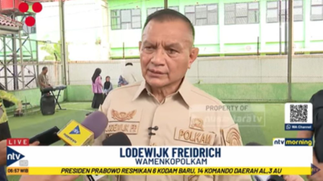 Wamenko Polkam Lodewijk Freidrich memberikan keterangan pers saat meninjau Sekolah Rakyat Suweno di Kabupaten Cibinong, Jawa Barat