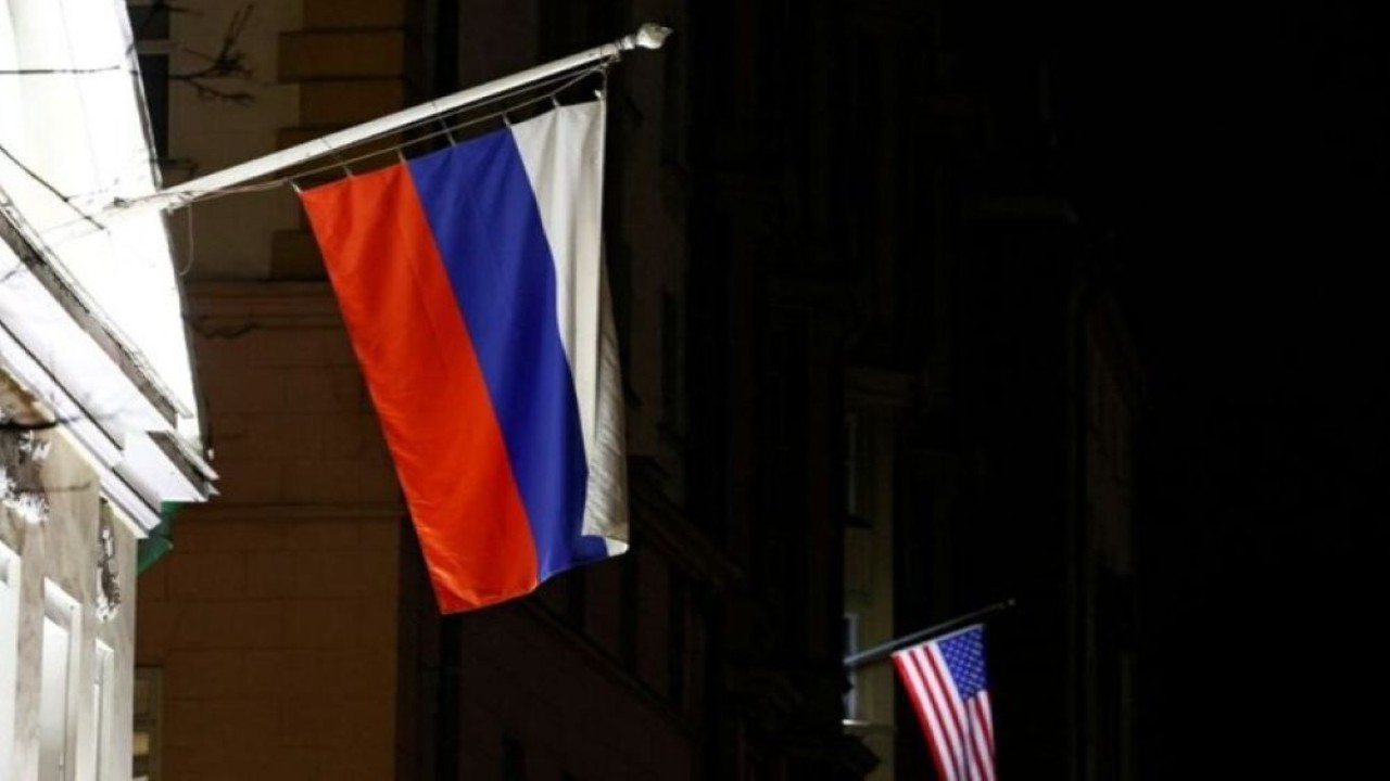 Penampakan bendera Rusia dan Amerika Serikat (AS). (Foto: Dok/Yulia Morozova/Reuters)