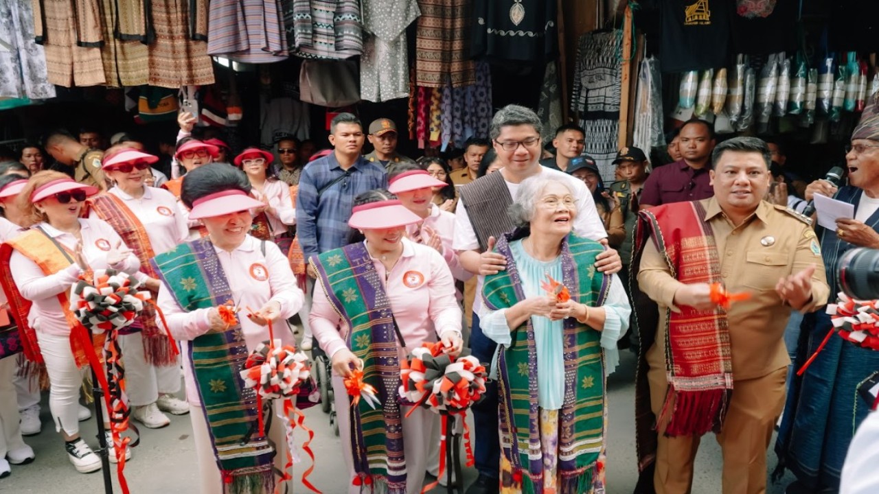 Social Gracia Community menggelar kegiatan bakti sosial di Kabupaten Samosir, Sumatra Utara, dengan melakukan renovasi Makam Raja Sidabutar. (Foto: Istimewa/Dok/NTV)