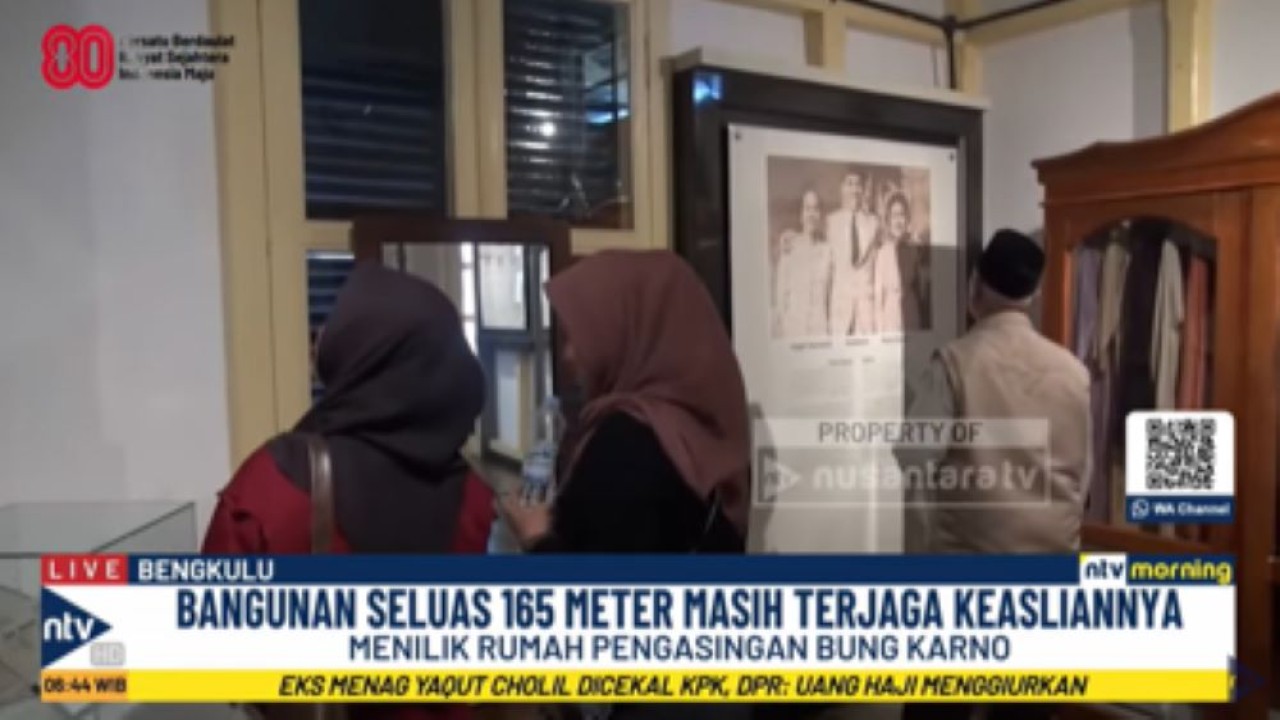 Para wisatawan mengunjungi rumah pengasingan Bung Karno di Bengkulu