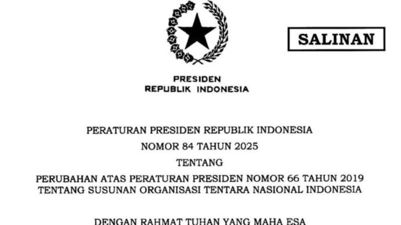 Presiden Prabowo Subianto menandatangani Peraturan Presiden Nomor 84 Tahun 2025 tentang Perubahan atas Peraturan Presiden Nomor 66 Tahun 2019 tentang Susunan Organisasi Tentara Nasional Indonesia di Jakarta, Jumat, 8 Agustus 2025. (Antara)