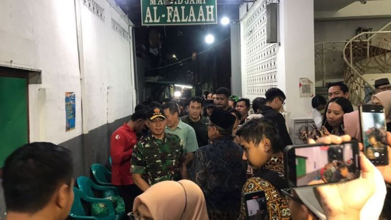 Panglima TNI Jenderal TNI Agus Subiyanto mendatangi rumah Affan Kurniawan untuk menyampaikan belasungkawa kepada keluarga