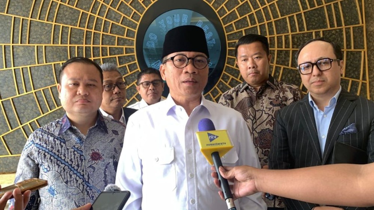 Menteri Desa dan Pembangunan Daerah Tertinggal RI, Yandri Susanto bersama jajaran Direksi Nusantara TV, Randy Tampubolon dan Dimpos Tampubolon.