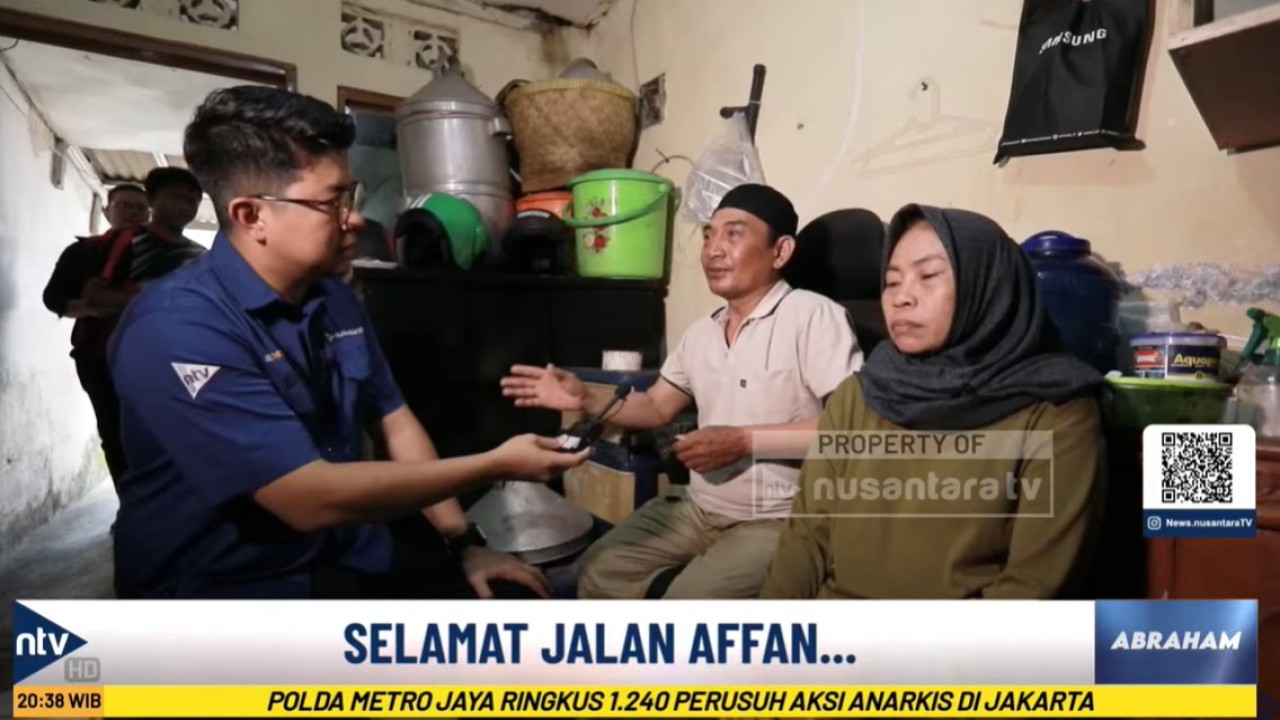 Tim Abraham Nusantara TV bersama orang tua Affan Kurniawan, Zulkifli dan Herlina.