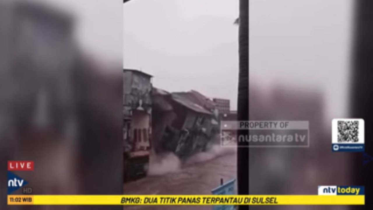 Sebuah rumah di bantaran sungai ambruk seketika akibat arus deras saat banjir melanda Denpasar