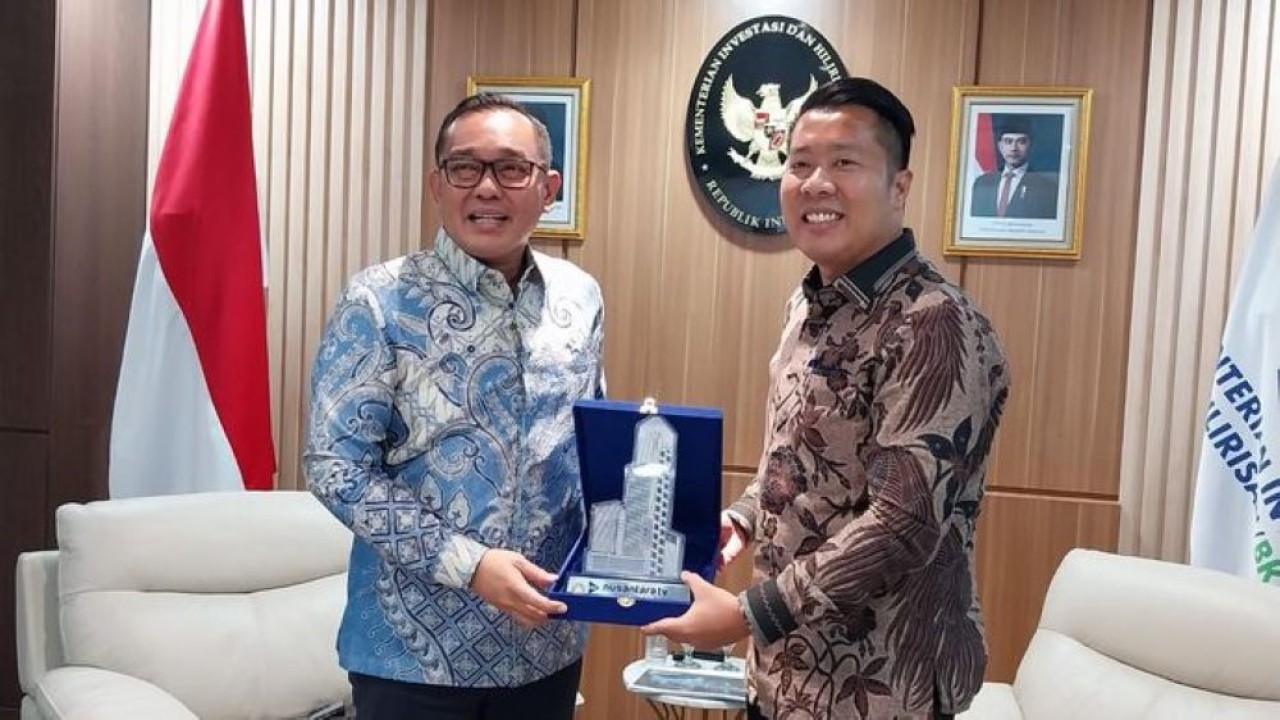 Direktur Nusantara TV Randy Tampubolon (kanan) memberikan cenderamata kepada Wakil Menteri Investasi dan Hilirisasi BKPM, Todotua Pasaribu
