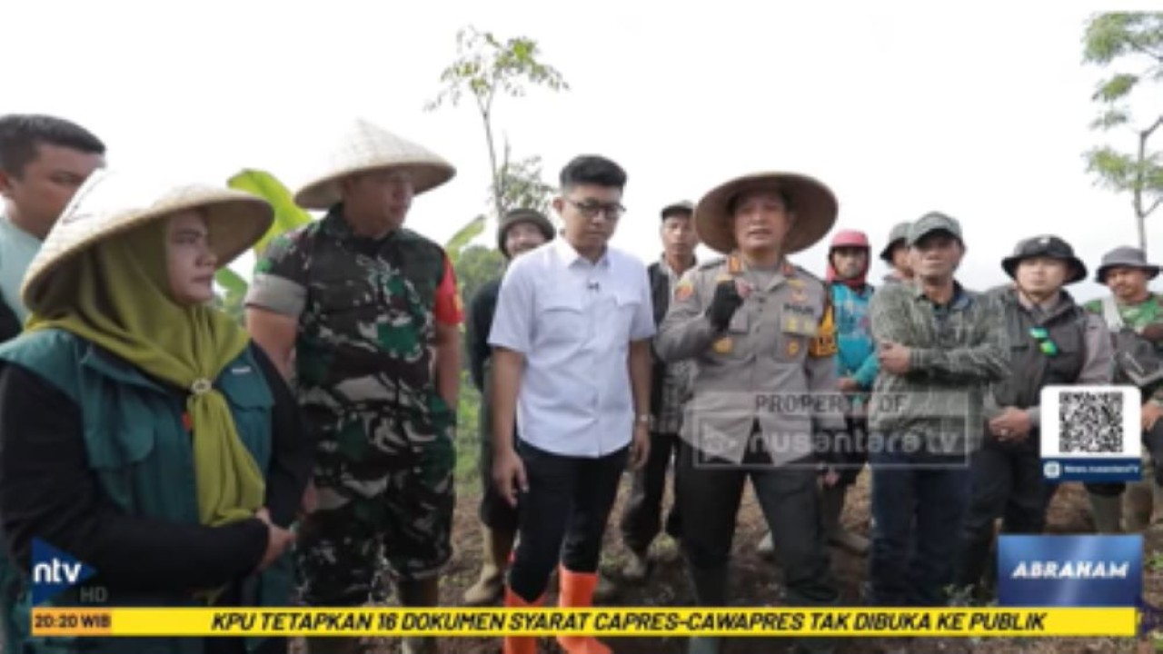 Kapolresta Bandung Kombes Pol Aldi Subartono bersama Dandim 0624 Kabupaten Bandung Letkol Inf Tinton Amin Putra, Camat Pasir Jambu Nia Kania dan para petani setempat saat kegiatan penanaman jagung di Desa Cikoneng