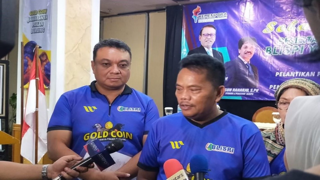 Ketua Umum BLiSPI Subagja bersama Teddy Rahmanto Arifin, Sales and Marketing Manager Bird Feed PT. Gold Coin Indonesia memberikan keterangan pers terkait Seri Nasional Youth Cup IV 2025
