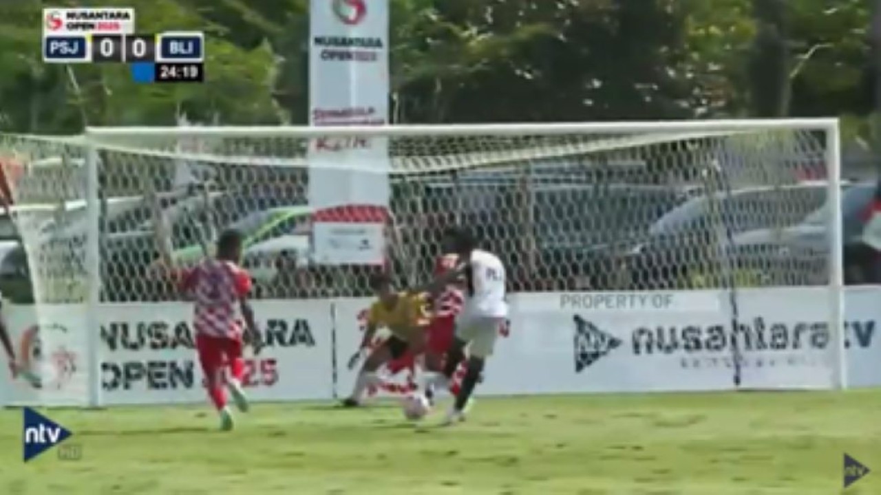 Pemain Persija Jakarta melepaskan tembakan ke gawang Blispi Garuda Indonesia pada laga final perebutan tempat ketiga