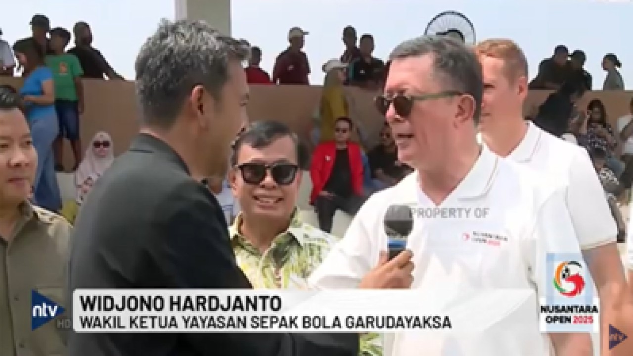 Wakil Ketua Yayasan Sepak Bola Garudayaksa, Widjono Hardjanto (kanan) bersama Presiden Komisaris NT Corp Nurdin Tampubolon dan Direktur Nusantara TV Randy Monthonaro Tampubolon (kiri) saat diwawancara Nusantara TV