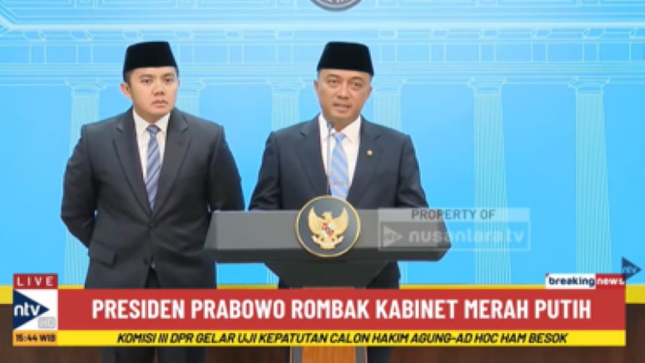 Mensesneg Prasetyo Hadi didampingi Seskab Teddy Indra Wijaya mengumumkan perombakan kabinet Merah Putih