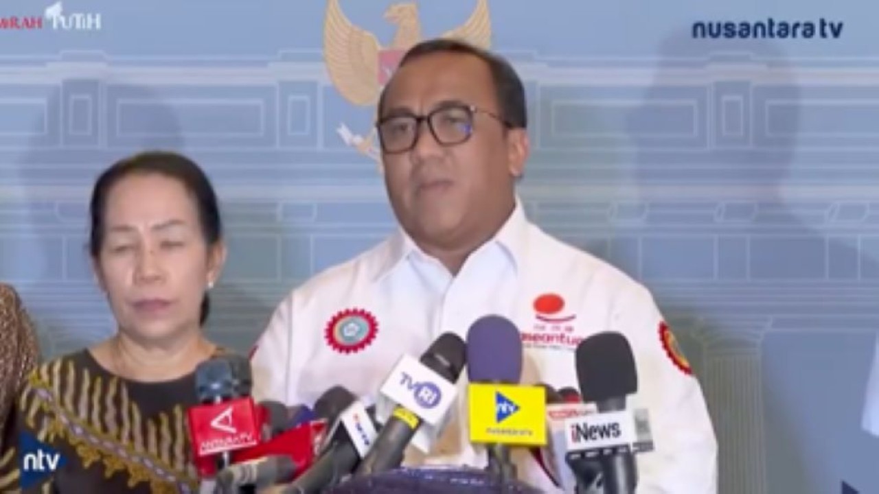 Presiden Konfederasi Serikat Pekerja Seluruh Indonesia (KSPSI) Andi Ghani (kedua kanan) bersama Presiden Konfederasi Serikat Buruh Seluruh Indonesia, Elly Rosita Silaban (kedua kiri), Presiden Partai Buruh sekaligus Presiden Konfederasi Serikat Pekerja Indonesia (KSPI), Said Iqbal (kiri) dan Ketua Umum Konfederasi Serikat Pekerja Seluruh Indonesia (KSPSI) Jumhur Hidayat memberikan keterangan pers usai bertemu Presiden Prabowo di Istana Negara