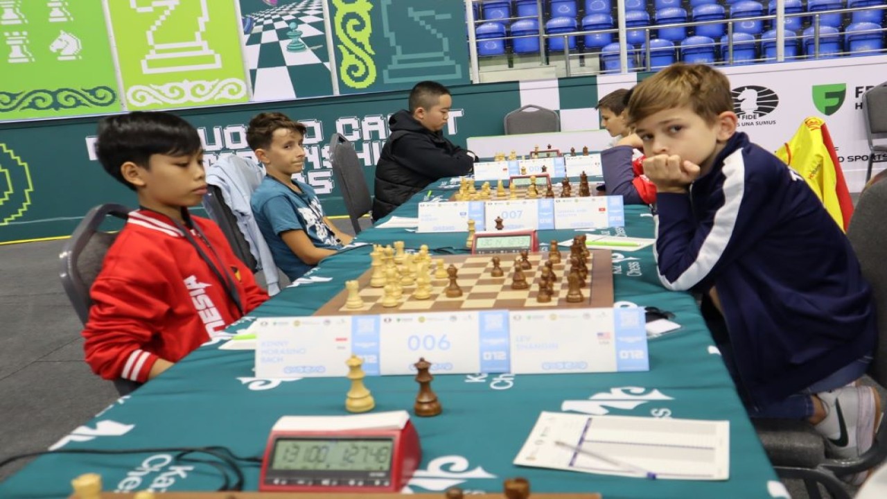 Kenny Horasino Bach (kiri) vs Lev Shangin dari AS di babak 6/Foto: Kristianus Liem