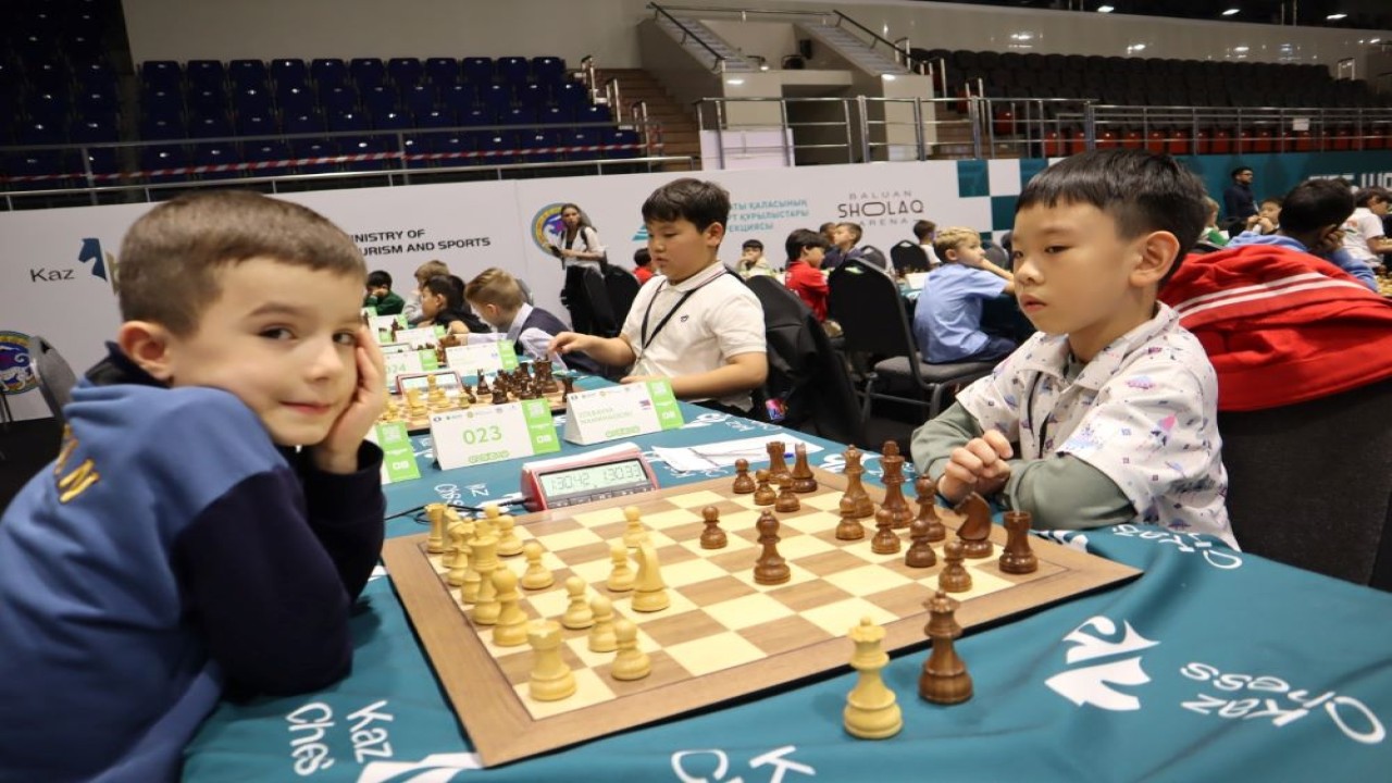 Zach Alexander Tjong (kanan) vs pecatur tuan rumah Konstantin Popov di babak 10/Foto: Kristianus Liem