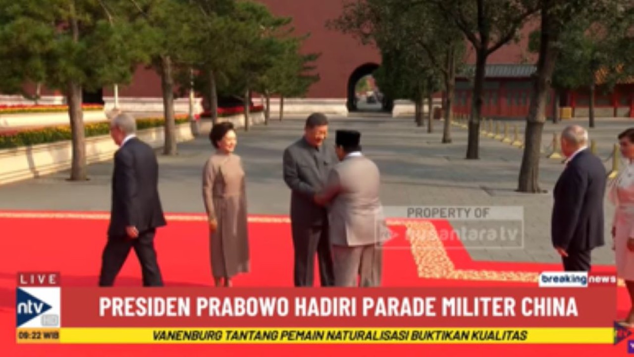 Presiden Prabowo Subianto berjabat tangan dengan Presiden China Xi Jinping saat parade militer China