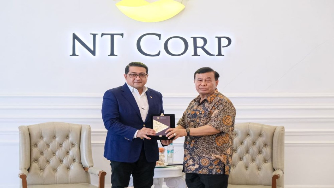 Presiden Komisaris NT Corp Nurdin Tampubolon memberikan cenderamata kepada Menekraf Teuku Riefky Harsya saat mengunjungi Nusantara TV