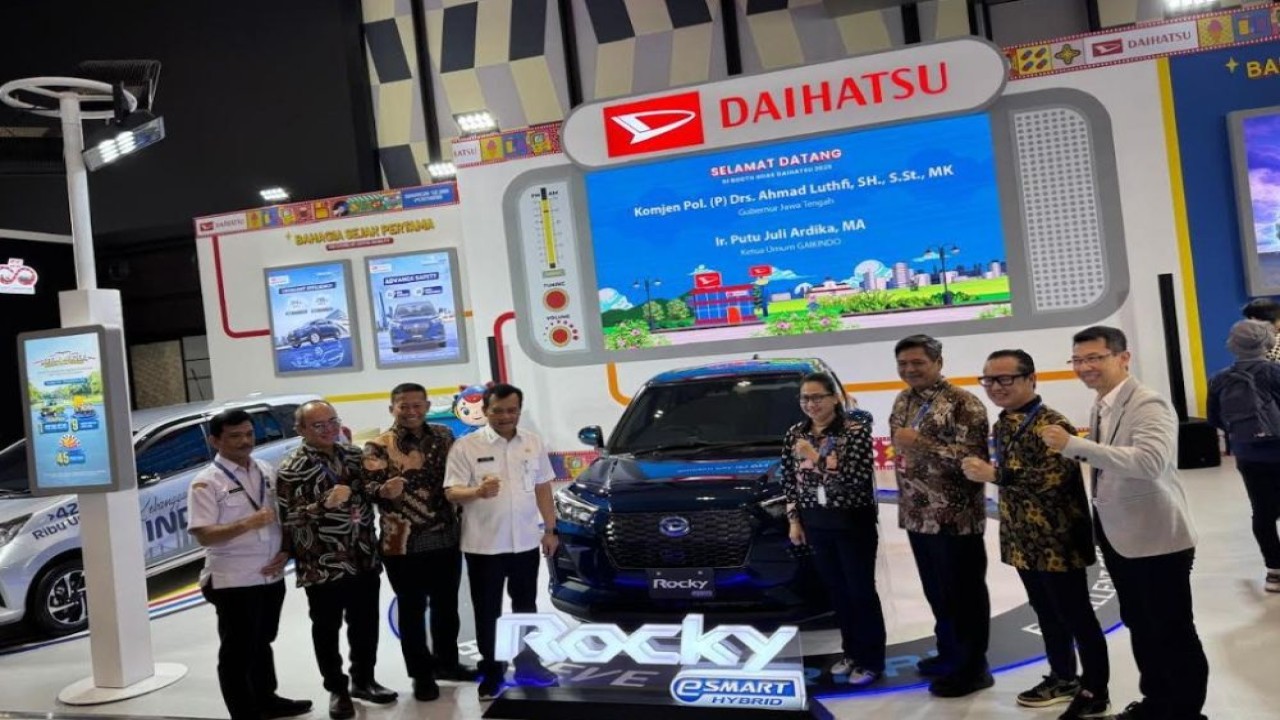 Pemerintah Daerah Semarang beserta manajemen Daihatsu di booth Daihatsu GIIAS Semarang 2025. (Foto: Istimewa)