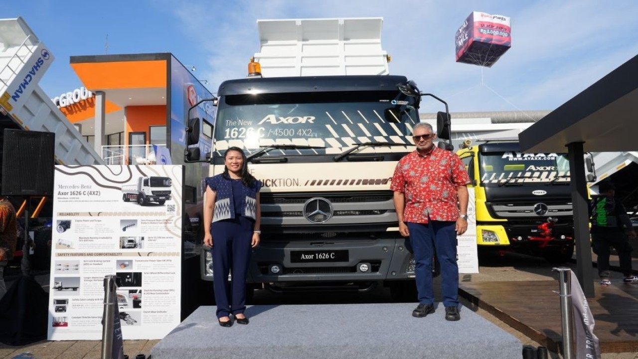 Seremoni pemotongan pita oleh Faustina, Kepala Produk dan Pemasaran DCVI (kiri) dan Naeem Hassim, Presiden Direktur DCVI (kanan). (Foto: Istimewa)