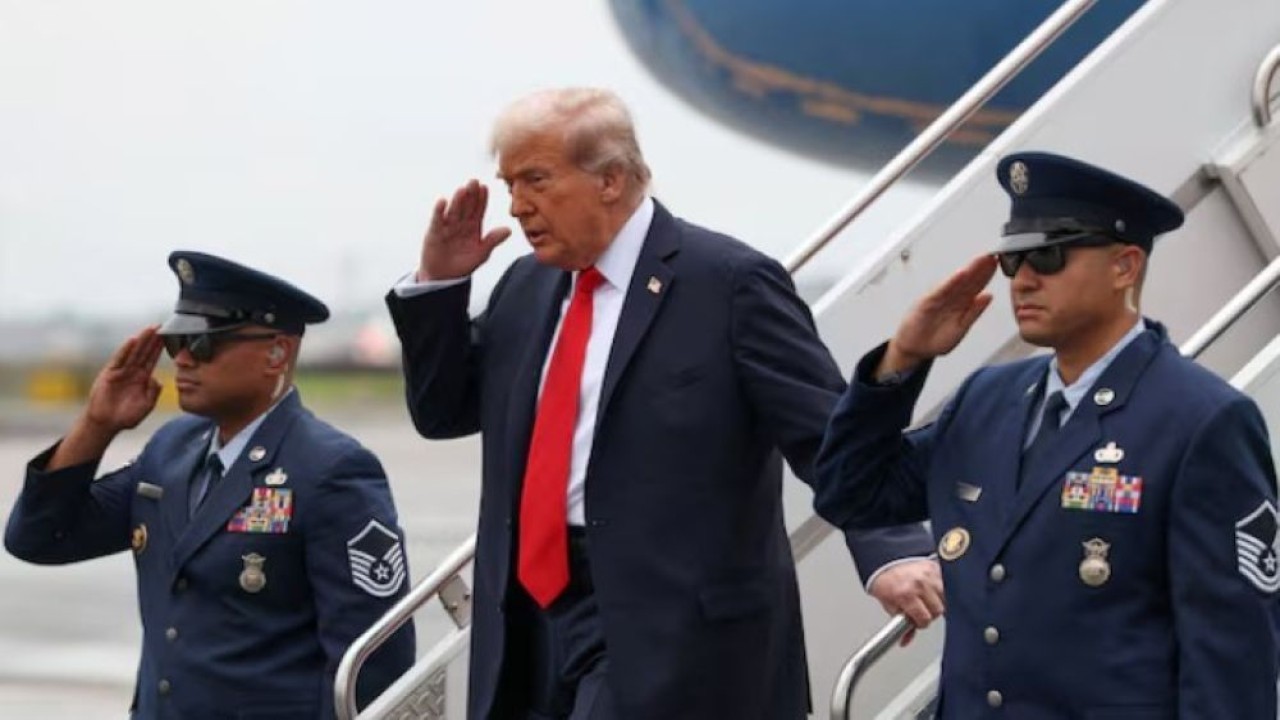 Presiden Amerika Serikat (AS) Donald Trump memberi hormat saat turun dari Air Force One setibanya di Bandara LaGuardia di New York, 7 September 2025. (Foto: REUTERS/Evelyn Hockstein)