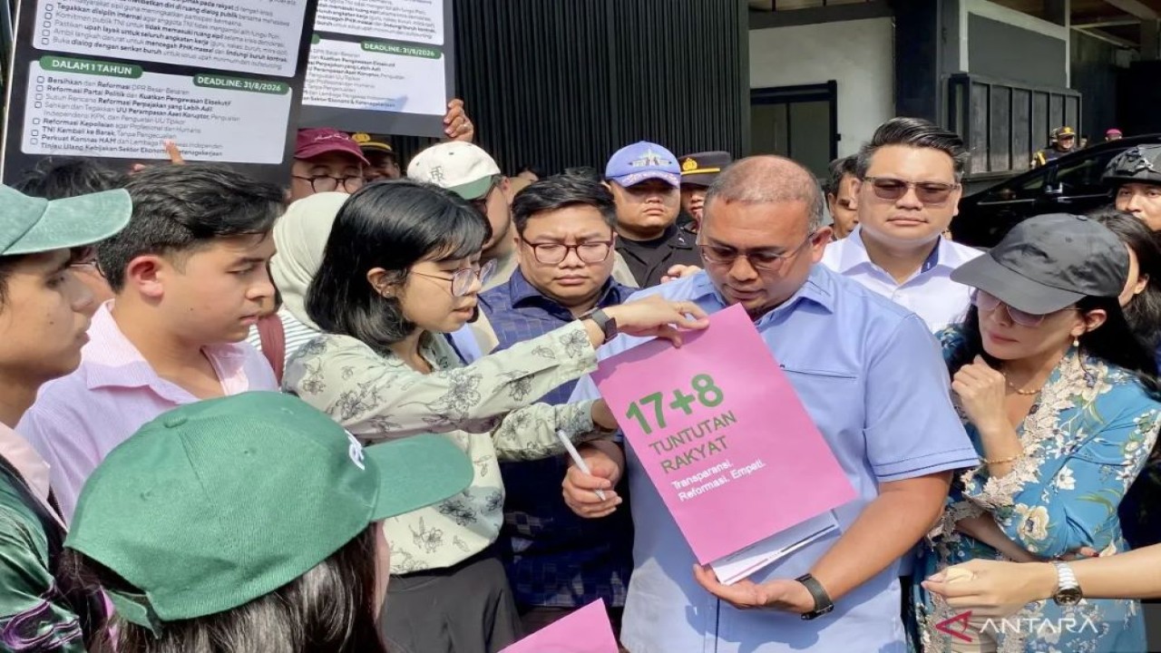 Pendiri Think Policy Indonesia Andhyta Firselly Utami (ketiga kiri) selaku perwakilan Kolektif 17+8 Indonesia Berbenah menyerahkan secara langsung dokumen fisik tuntutan rakyat 17+8 kepada Wakil Ketua Komisi VI DPR RI Andre Rosiade (kedua kanan) selaku perwakilan DPR RI di Gerbang Pancasila Gedung DPR RI, Jakarta, Kamis (4/9/2025). ANTARA/Fath Putra Mulya.